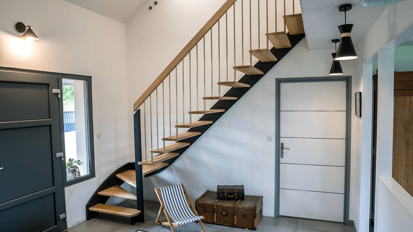 Hall d'entrée avec un escalier en bois sur mesure, fabriquée par D2Bois.