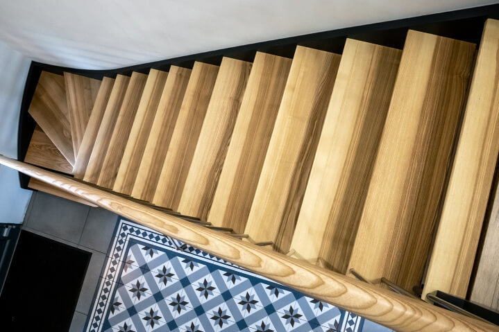 Escalier en bois vu du haut, fabriqué sur mesure par D2Bois